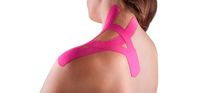 Vendaje neuromuscular tipo kinesiotape en el hombro